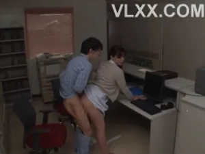 Chồng giả vợ ngủ để cấp dưới... địt vợ mình